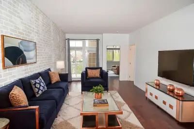 SELLER IS OFFERING THREE MONTHS OF CONDO FEES TO THE BUYER OF THIS CONDO!! This location is primo! W...