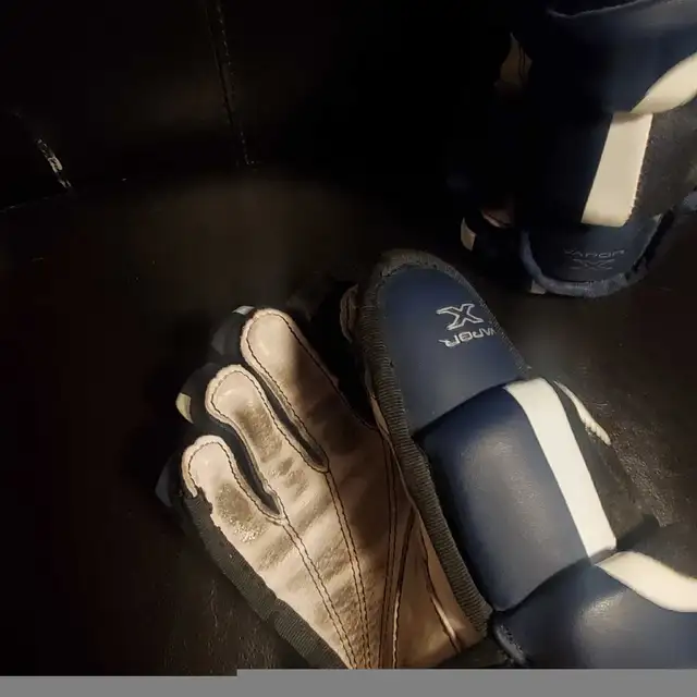 New Kids 10" BAUER VAPOR Hockey Gloves  in Hockey in Barrie - Image 5