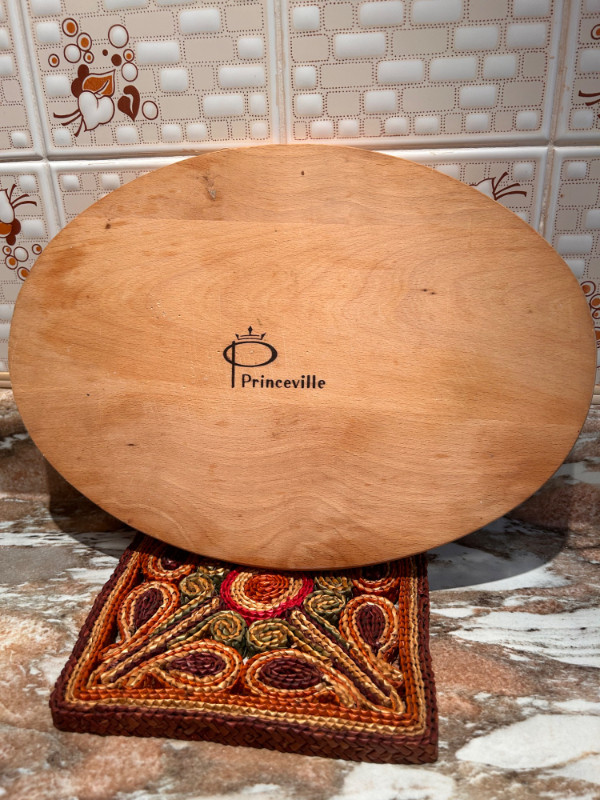 Princeville Wood Oval Cutting Board 13x9.5” in Kitchen & Dining Wares in Winnipeg