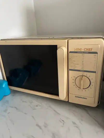 This is a Samsung Mini Chef microwave, perfect for small spaces and quick meals. Please note that th...