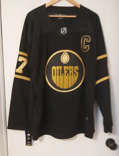Edmonton Oilers McDavid Jersey Size Large $70 Firm, View more