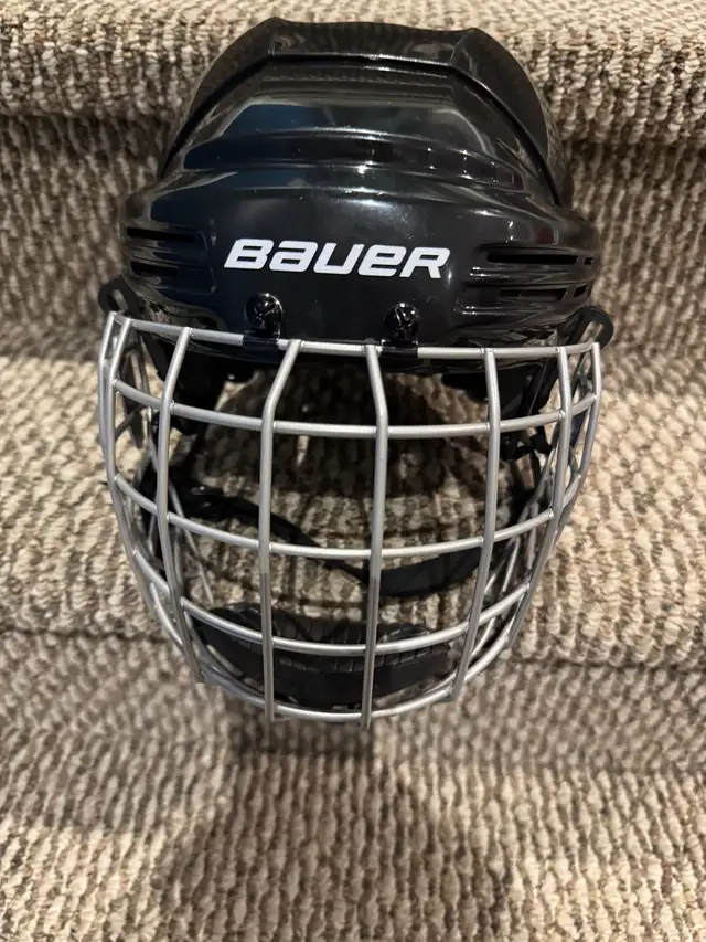 Bauer Hockey Helmet in Hockey in Markham / York Region - Image 2