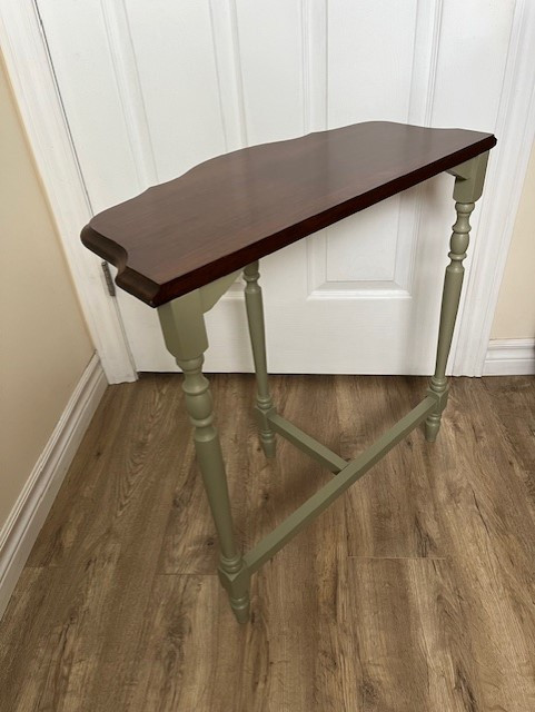 Solid Wood Accent Table in Other Tables in Owen Sound - Image 4
