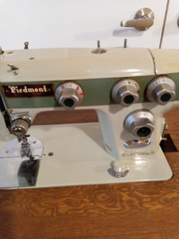 ANTIQUE PIEDMONT DELUXE (New Home) SEWING MACHINE