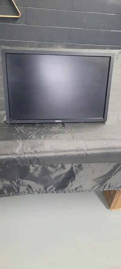 Great Condition, comes with all cables, 2 USB ports, Swivel n Tilt Mounting Bracket. $20 Contact: 41...