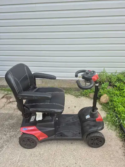 Solid rubber tires it's very smooth it stores hospitals and malls it comes apart in 4 pieces no tool...