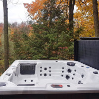 7ft 5-Person Toronto Hot Tub With 44 Jets and 2 5HP Pumps
