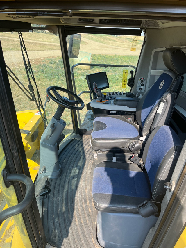 2019 cx8.80 new holland combine in Farming Equipment in Red Deer - Image 4