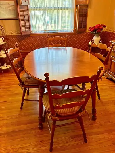 Maple Kitchen Table set with 4 chairs and 2 leafs. In good condition. $100.00 Cash only. Pick up onl...