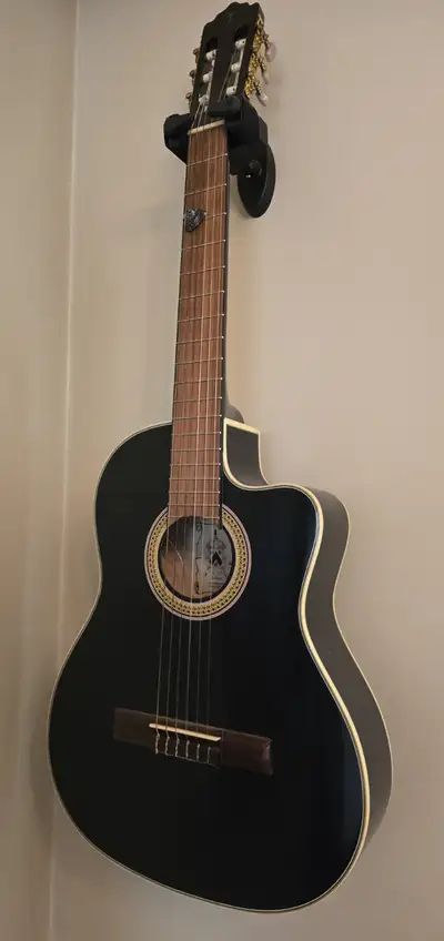 Palmer Electro-Acoustic Guitar – Great Condition Full-size cutaway classical guitar with built-in 4-...
