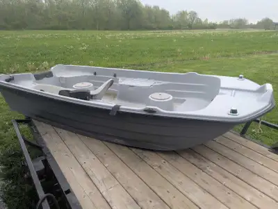 Basstender boat for sale with live well, fish finder and trolling motor. Pick up outside of Wilkespo...