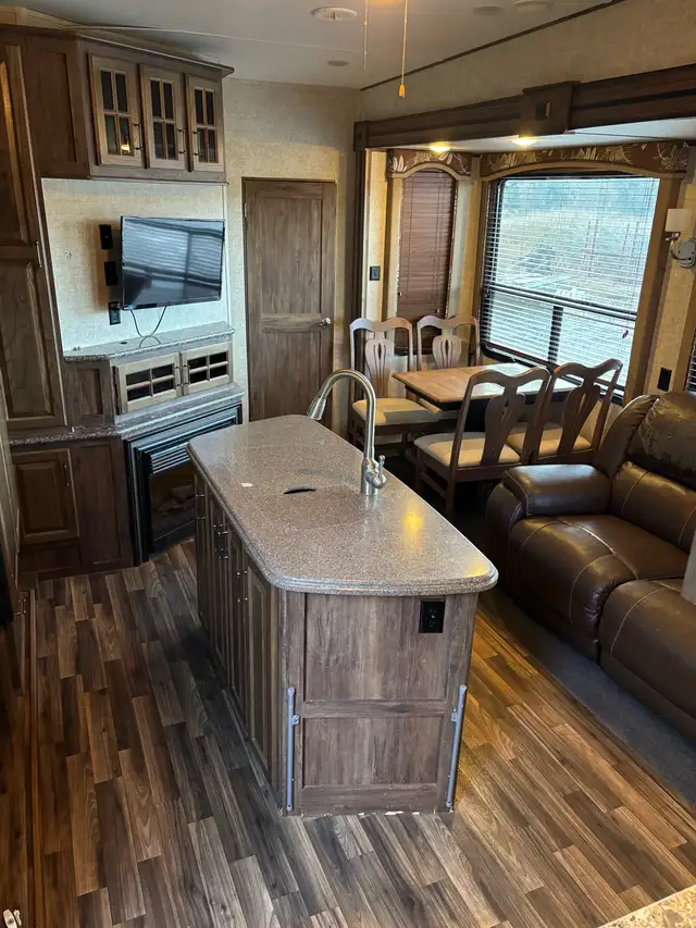 2015 keystone avalanch 5th wheel in Travel Trailers & Campers in Comox / Courtenay / Cumberland - Image 4