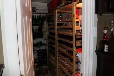 Étagères à vin en pin., View more
