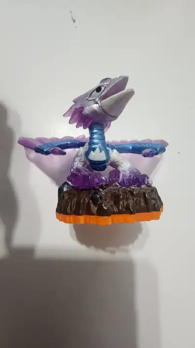 Explore the world of Skylanders with Flashwing from the Spyro's Adventure, Giants, and Swap Force se...