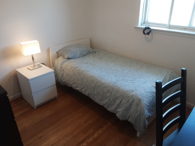 Bright Fully Furnished Rooms North York Yonge Steels Private in Room Rentals & Roommates in City of Toronto