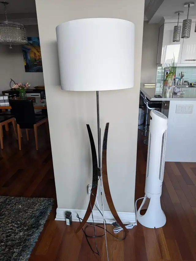 Structube Floor Lamp with Shade in Indoor Lighting & Fans in Ottawa - Image 2