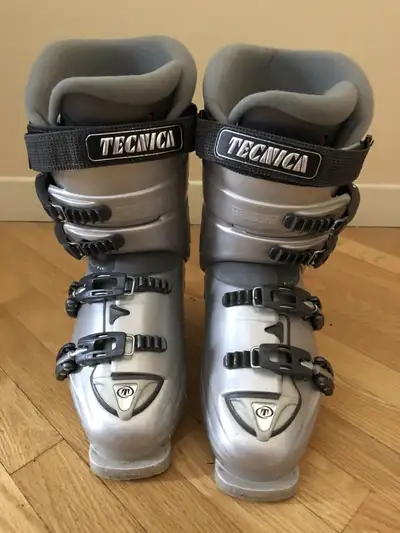 Size 25 (7US)..in great condition
