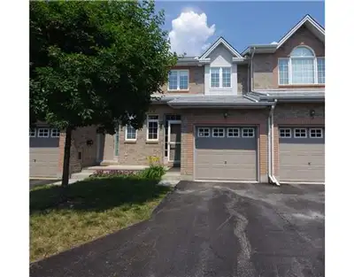 3 Bedroom Townhouse – Walk to CHEO & General Hospital  – $2900