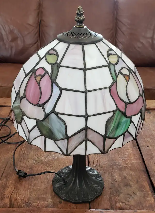 Tiffany Style Antique Stained Glass table Lamp in Arts & Collectibles in Calgary - Image 2