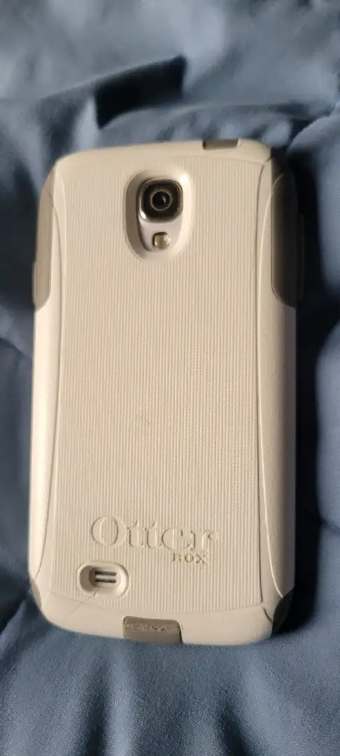 Samsung Galaxy S4 smartphone/charger/USB cable/case/+2 batteries in Cell Phone Accessories in Windsor Region - Image 3