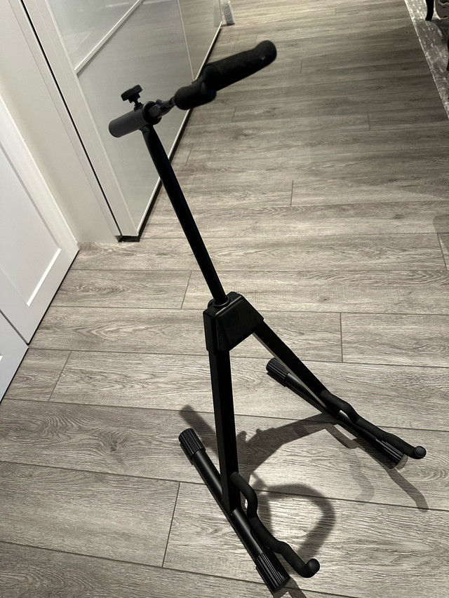 Guitar Stand in Guitars in Mississauga / Peel Region - Image 3