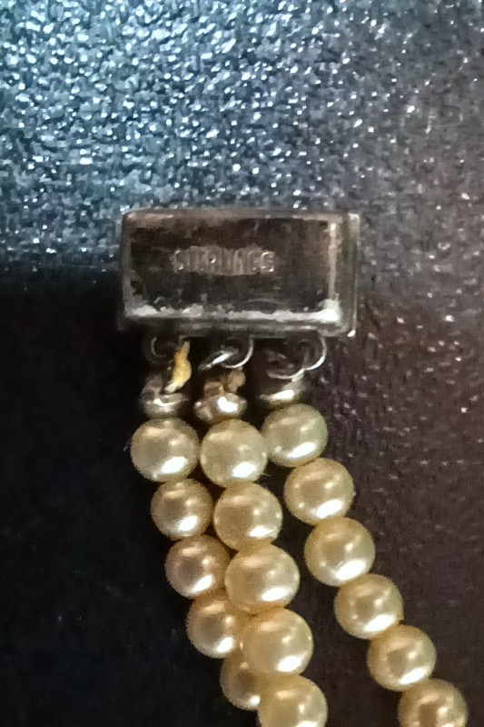 Collier à trois rangées de perles de verre graduées fini dans Art et objets de collection  à Laval/Rive Nord - Image 4