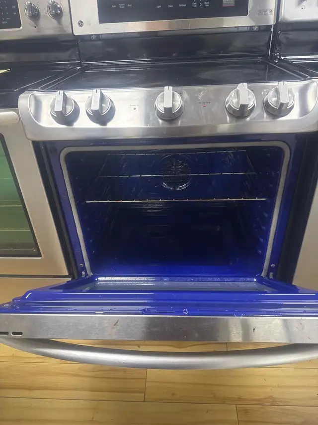 LG Electric Range in Stoves, Ovens & Ranges in Laval / North Shore - Image 3