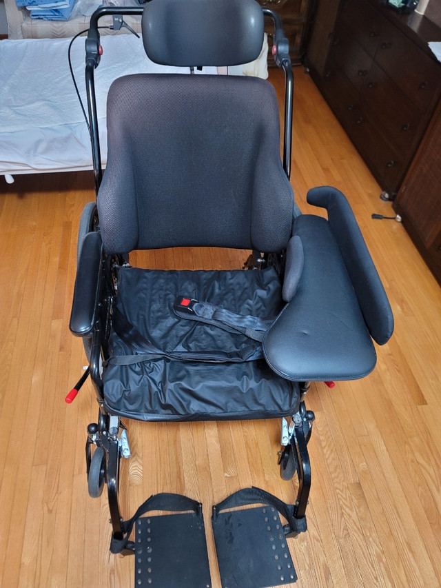 Wheelchair with wide seat and tilt. in Health & Special Needs in Oakville / Halton Region - Image 2