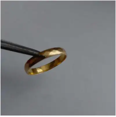 Simple et jolie en or 18 carat complètement en or Taille 8, 5 Possible de vérifier l'authenticité au...