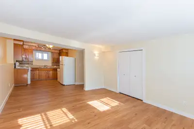 S/M/L DOG/CAT? Bathtub, Dishwasher, Parking. HUGE Basement Suite