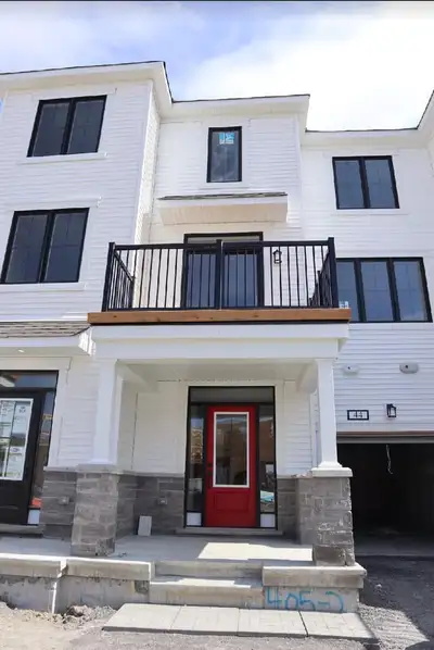 Immaculate 2 Beds + 1 Den 1.5 Baths - Townhouse in Kanata