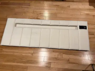 Tête pour grand lit avec enceintes Bluetooth et lumières. Revêtement matelassée de style cuir retour...