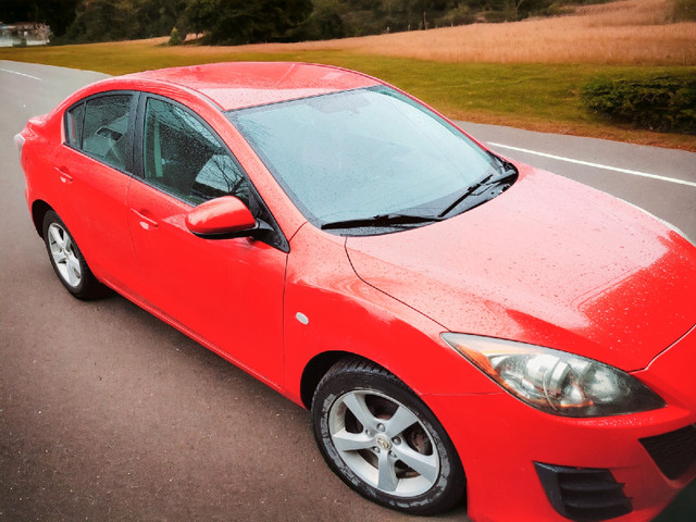 2010 Mazda 3 Red Manual 5 Speed   Low Km dans Autos et camions  à Laval/Rive Nord - Image 2