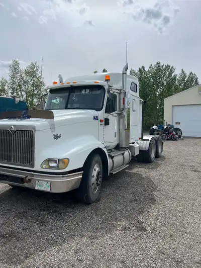 This 2006 International 9400 is equipped with a Cummins ISX engine, offering a blend of reliability...