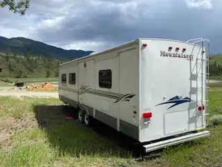32 ft R.V Camper Keystone Mountianeer by Montana in Travel Trailers & Campers in Nelson - Image 2