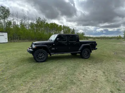 2020 Jeep Gladiator Overland. ***FINANCING AVAILABLE*** Black Leather heated seats. Heated Steering...