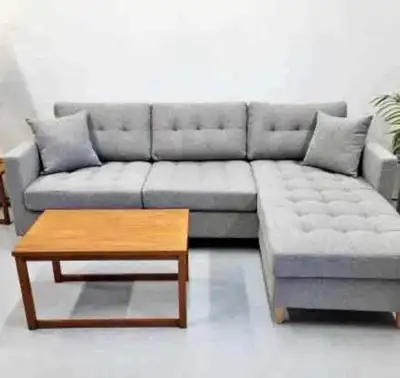 Sublimez votre salon avec ce canapé d'angle gris élégant et confortable, doté d'une méridienne à dro...