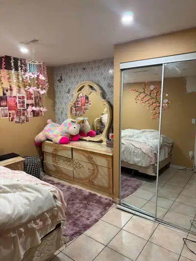 It's located 10 mins walking distance to University of Toronto Scarborough and from Centennial Colle...