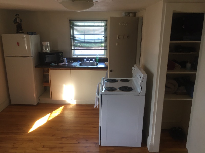 Bachelor, 700, all included, July 1st, HihgSherrard area Long Term