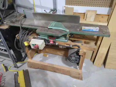 Jointer 6" en fonte, 49" longueur. Marque Jos Poitras. Reconnu pour machinerie industrielle à l'époq...