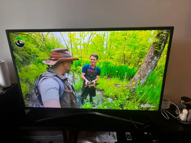Samsung smart TV 40 inch  in TVs in City of Toronto - Image 3