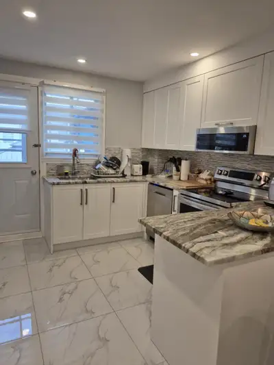 Bienvenue dans ce magnifique appartement 5 1/2 au Rez de chaussée avec Garage, Stationnement, Court...