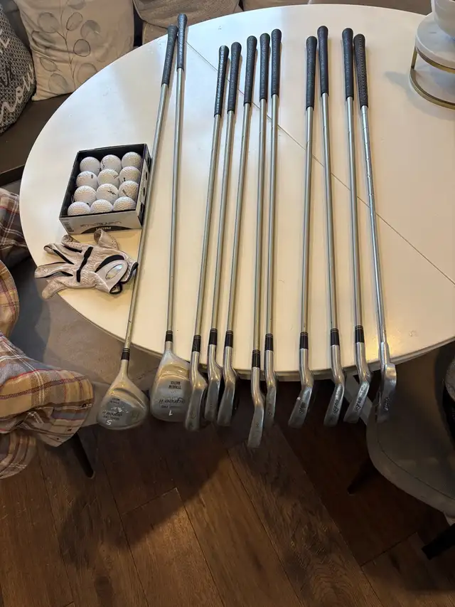 women’s full set of right golf clubs and mizuno stand bag in Golf in Guelph - Image 2