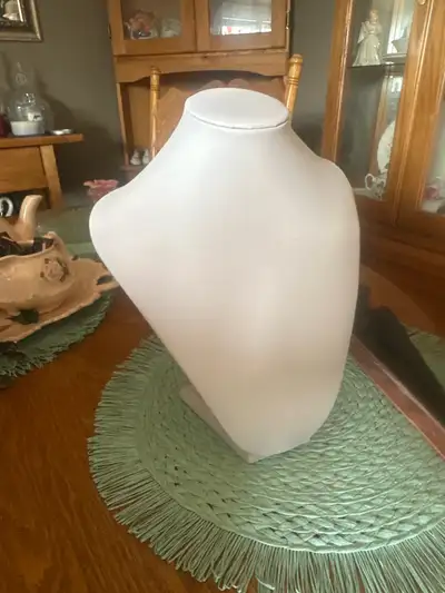 This mannequin bust is perfect for displaying necklaces and other jewelry. It is in good condition a...