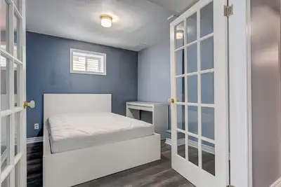 Fantastic Location! 1 Private Bed Unit w. Private Backyard +