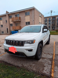 White jeep grand Cherokee blackout package