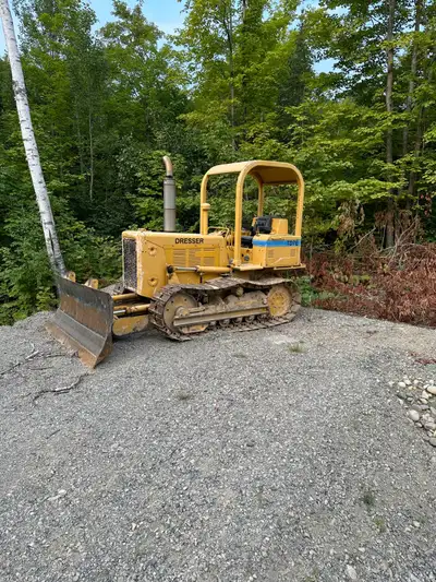Selling a Dresser TD7, runs excellet, undercarriage is excellent and body is clean. 3800 hrs. Reason...
