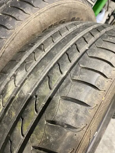Quatre Pneus 225-60/16 encore bon pour 2 été! Marque Maxtrec maximus