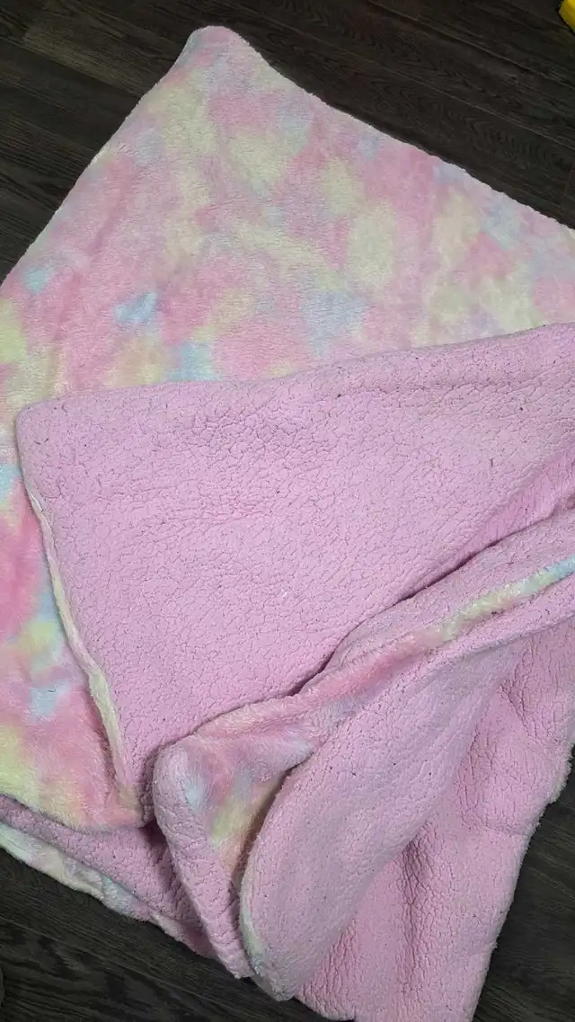 Tie Dye Blanket 220 x 210 cm in Bedding in Moncton - Image 3