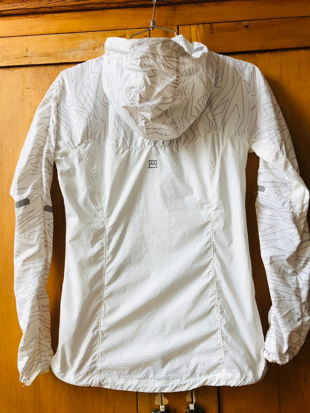 Jacket sport AVALANGE sport xsmall impeccable état neuf dans Femmes - Hauts et vêtements d'extérieur  à Granby - Image 2